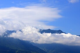 半山腰里白云飘