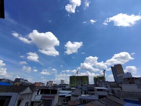 蔚蓝天空白云朵朵