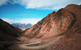 蓝天下的盘山路