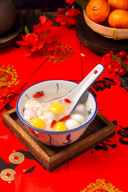 新年春节一碗酒酿汤圆木桌