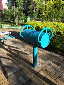 小区花园里的健身器材图片