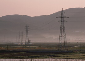 野外高压输电网     
