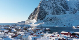 雪山雪景国外海边小镇航拍