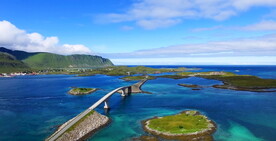 鸟瞰海岸岛屿小镇航拍自然风景