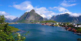 鸟瞰湖泊海岸岛屿小镇自然风景