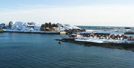 鸟瞰雪景岛屿小镇航拍自然风景