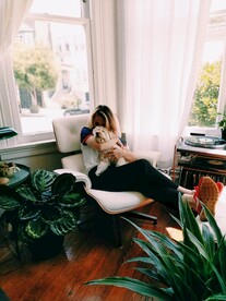 抱着小狗的美女