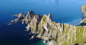 鸟瞰自然风光航拍海岸岛屿小镇