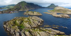 鸟瞰海岸岛屿小镇航拍自然风光