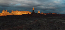 航拍荒野沙漠夕阳枯山石鸟瞰风光