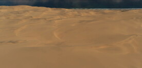 鸟瞰航拍荒野沙漠海岸边地貌风光