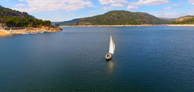 航拍高山湖面水库鸟瞰湖泊帆船