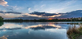 静态拍摄夜景夕阳湖面流动的云