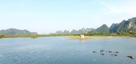 航拍高山湖面水库鸟瞰水面风光