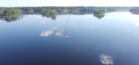 航拍湖面水库快艇鸟瞰水面风光