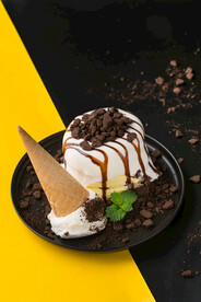 夏季巧克力甜筒冰淇淋