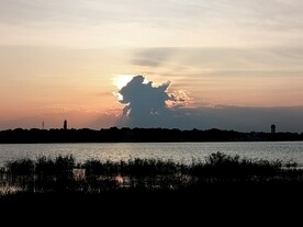 马形晚霞湖边晚霞夕阳