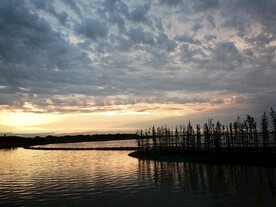 湖边日落湖边晚霞夕阳