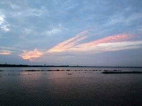 湖边晚霞七彩祥云