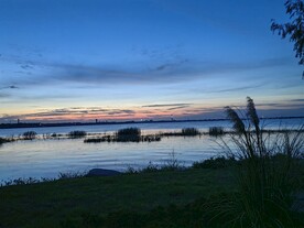 湖边晚霞湿地风景