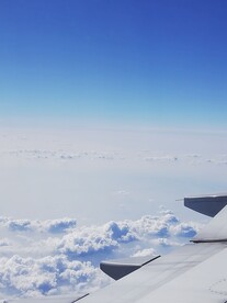 蓝天白云飞机机翼