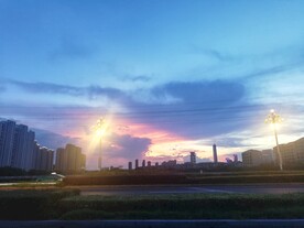 城市街道夜景晚霞