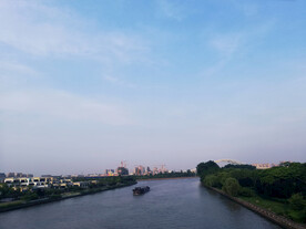 货船京杭运河一景