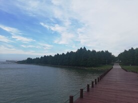 蓝天白云江面风光