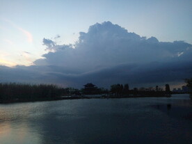 湖边云彩古建筑剪影