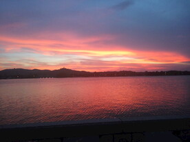 湖边晚霞火烧云