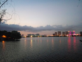 湖边城市夜景