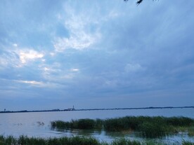 湖边湿地好看的云晚霞彩云祥云