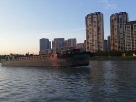 运河上的货船