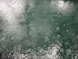 下雨的水面