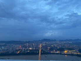 城市灰蒙的天空