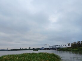 湖边钢结构路桥