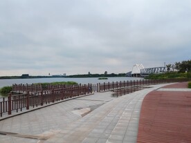 湖边钢结构路桥观光步道