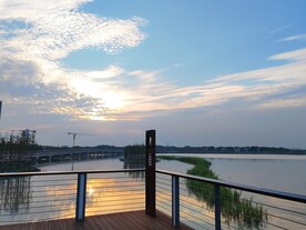 湖边观景台鱼鳞云晚霞