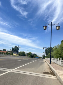 蓝天白云街景路灯