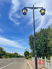 蓝天白云路灯