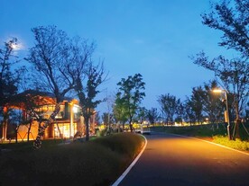 马路旁湖边小屋夜景灯光