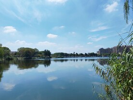 蓝天白云湖天一色湖边建筑