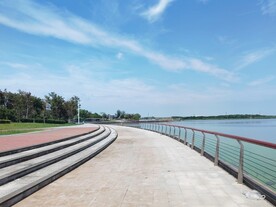 湿地公园湖边观光步道