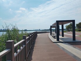 湿地公园观光步道凉亭