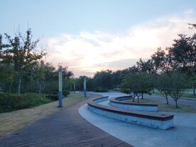 傍晚公园马路上的路灯