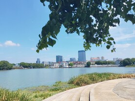 湿地公园湖边建筑风景