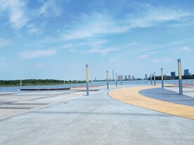 蓝天白云下湖边休闲广场