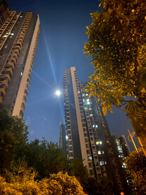 中秋建筑间的月亮