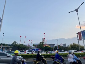 会展中心下班路上人流车流