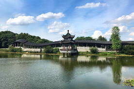 岳麓山穿石坡湖